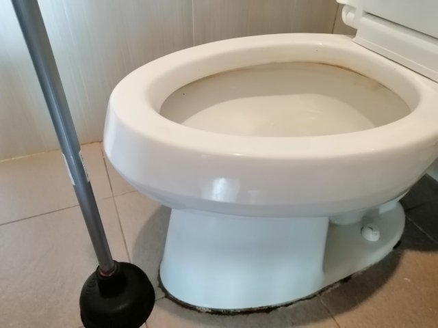 トイレのつまりは放置可能？直るケースとダメな時