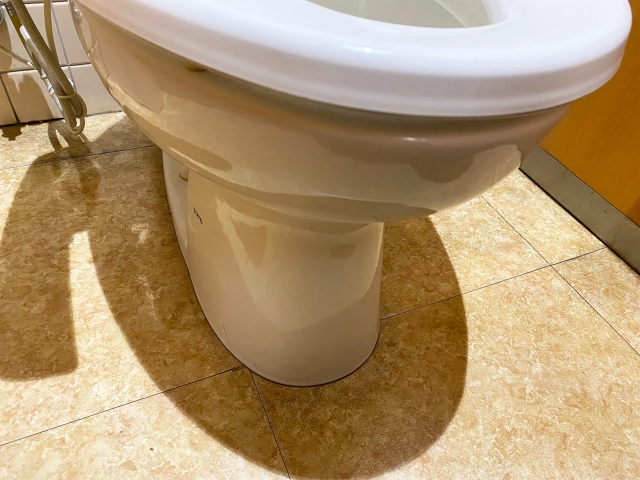 トイレの床が水漏れ？原因特定と自分でできる応急処置法