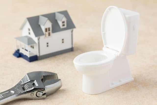 トイレがつまって少しずつ流れる時の原因と直し方