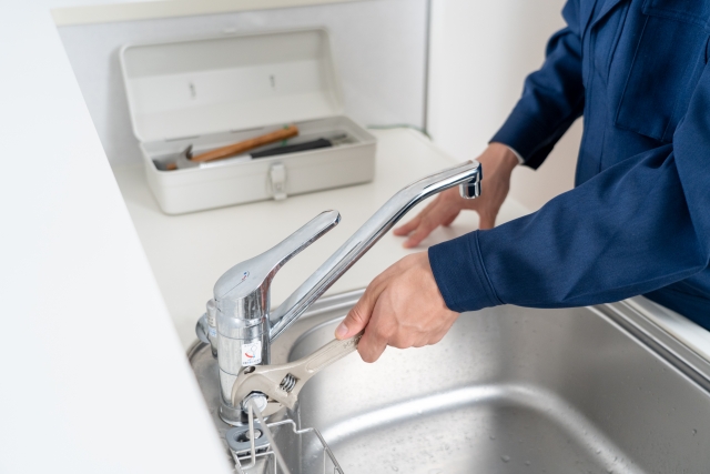 キッチン蛇口の水漏れ原因と今すぐできる修理方法を解説